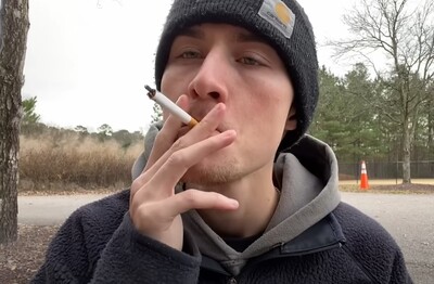 Лечение зависимости от табакокурения в Чебаркуле Мужчина с сигаретой делает затяжку