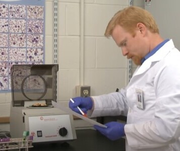 Клиника лечения наркозависимости в Чебаркуле Врач в кабинете клиники