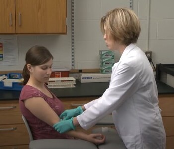 Лечение зависимости от аптечных препаратов в Чебаркуле Врач делает инъекцию пациентке