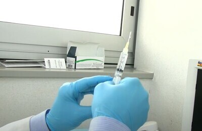 Проведение кодирования Вивитролом в Чебаркуле Шприц с Вивитролом в руках у врача